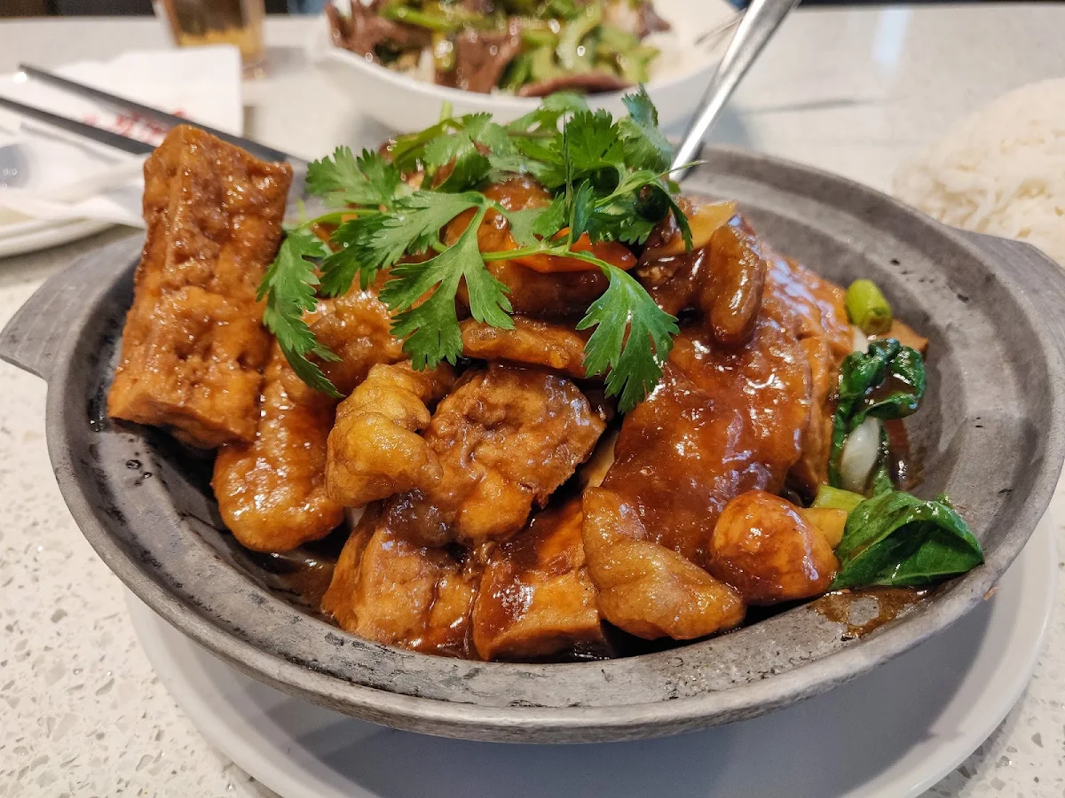 八珍豆腐煲 BBQ Pork Chicken Fried Tofu & Assorted Seafood in Casserole